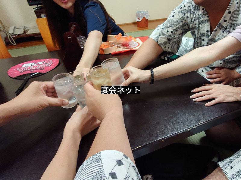 男女で部屋で二次会、乾杯！