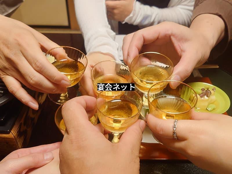 男女が乾杯してる様子