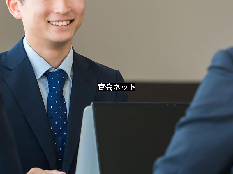 打ち合わせをする男性