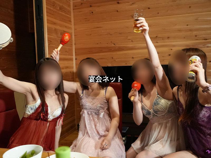 ランジェリーの女性４名
