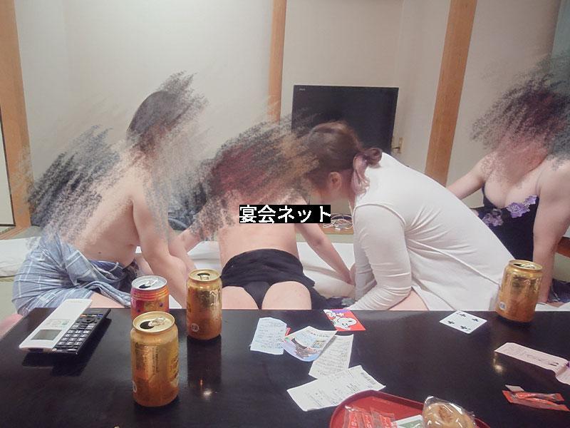 女性2人に攻められる男性