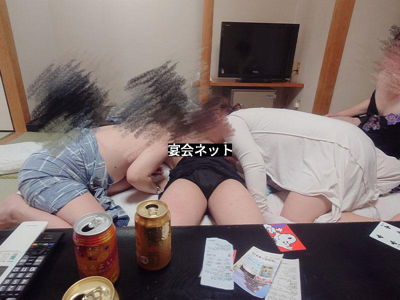 女性2人に乳首を吸われる男性