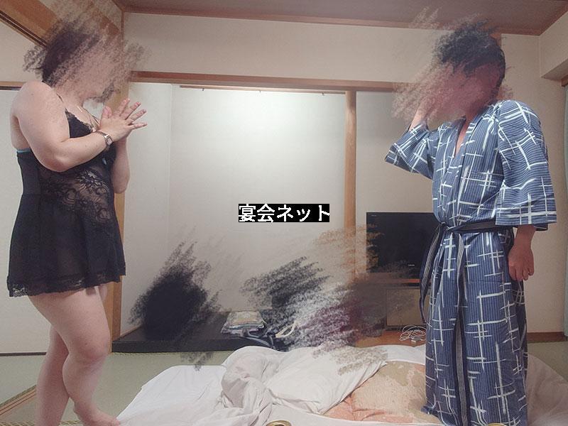 野球拳をする男女