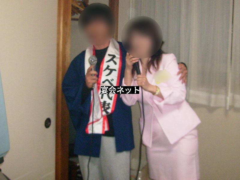 男女ペアでカラオケ
