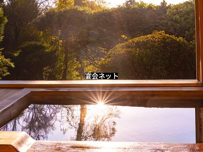 高級旅館の露天風呂と庭