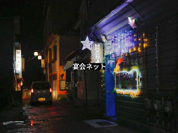 怪しげなネオン光る伊香保温泉街の裏通りの夜の風景