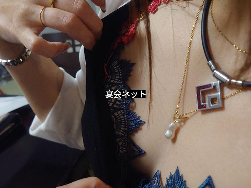 女性の胸元