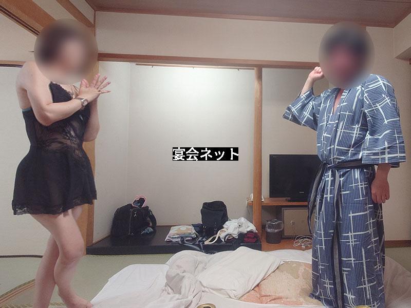 野球拳をする男女