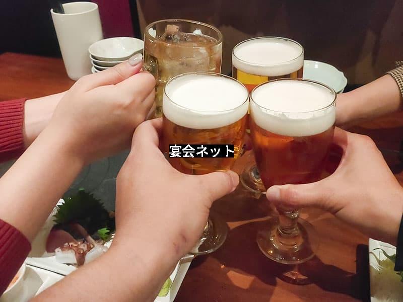 乾杯する男女