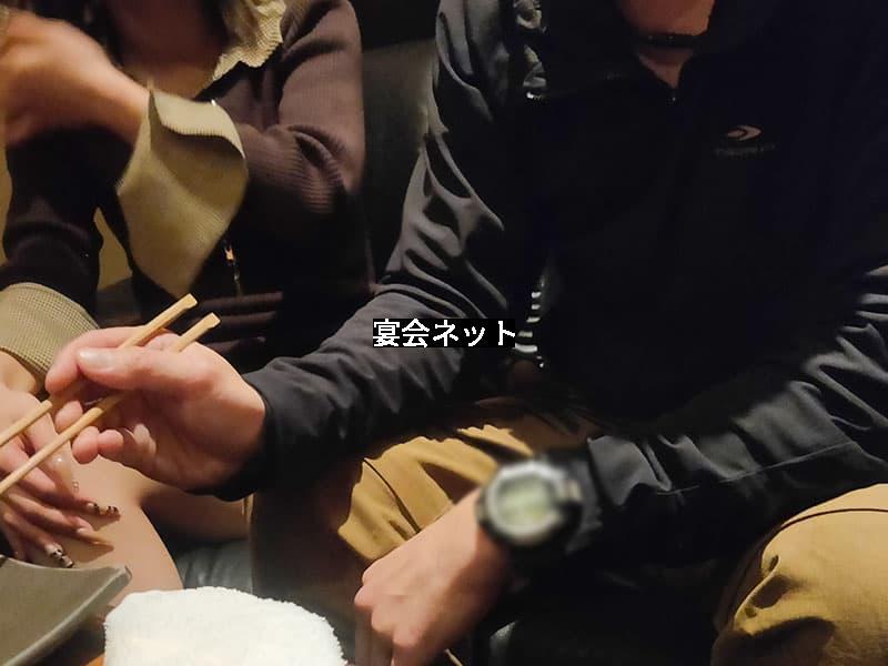 コンパニオンとイチャイチャする男性