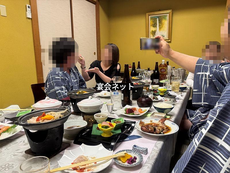 宴会を楽しむ男女