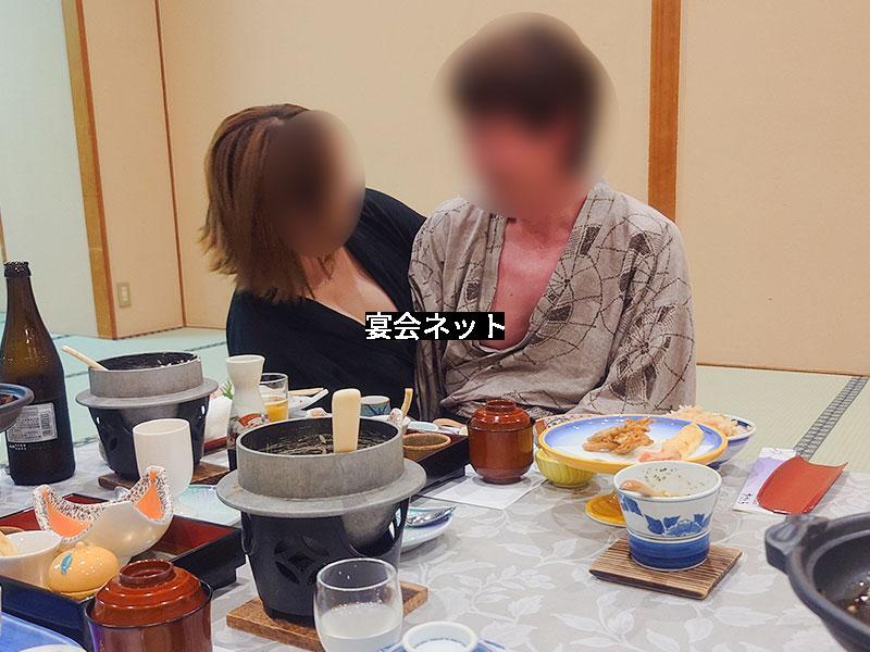 男性に密着するコンパニオン