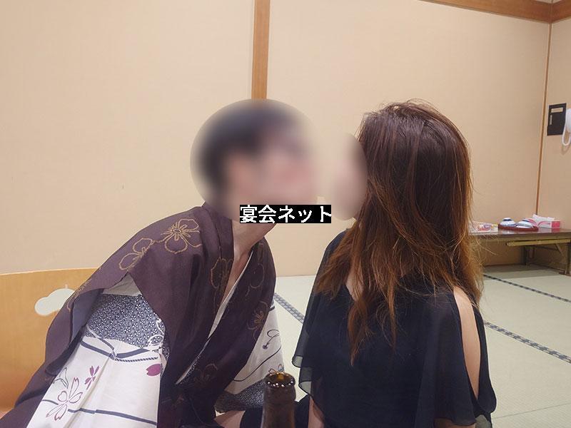 ポッキーゲームをする男女