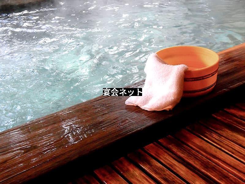 温泉と桶とタオル