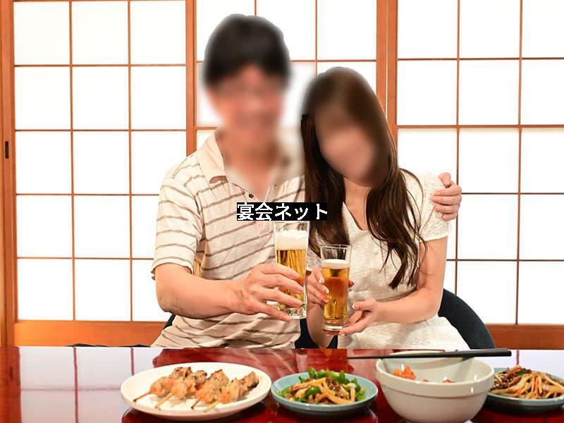 寄り添う男女