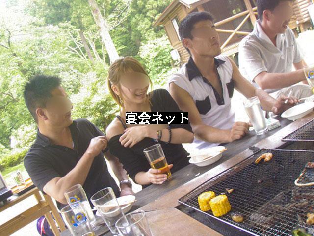 BBQを楽しむ男女