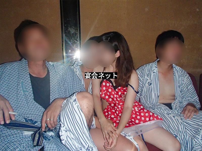 男性3人とミニスカートで密着する女性