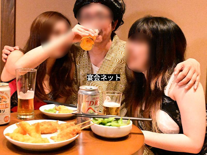 両手に花でお酒を飲む