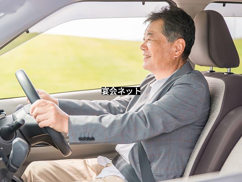 車を運転する男性