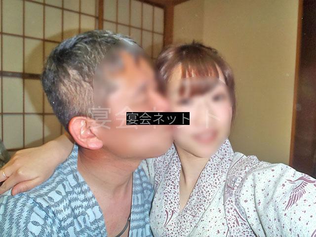 女性の頬にキスする男性