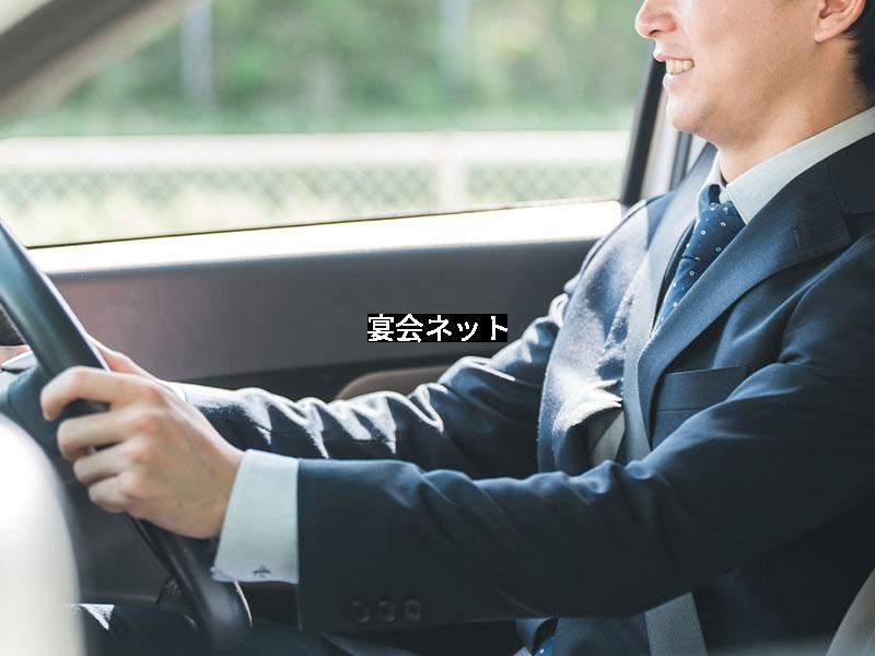 運転する男性