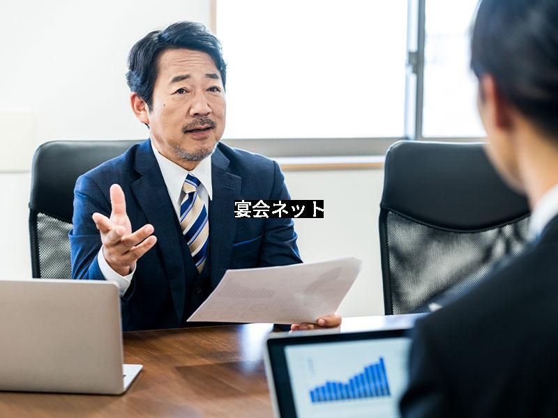 商談する男性