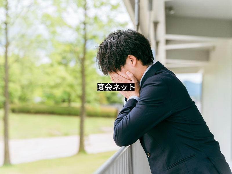 落ち込む男性