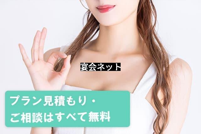 白い服を来たロング茶髪巻き髪の美人がOKサイン