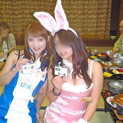 バニーガールのコスプレをした女性
