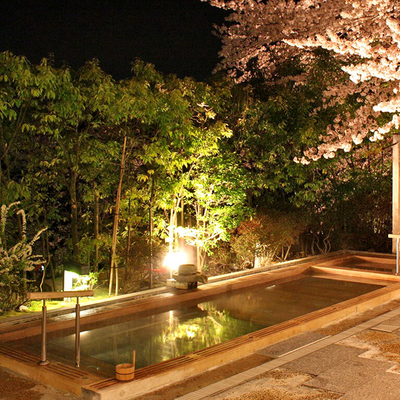夜はライトアップがされる露天風呂 - 雄山荘