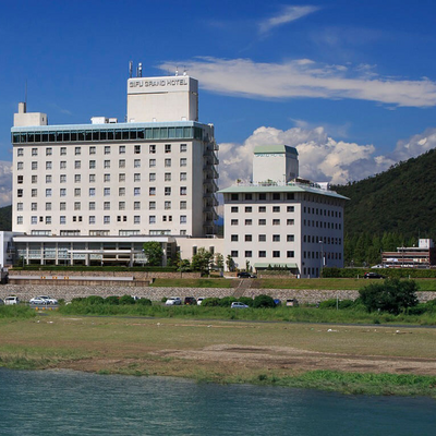 長良川越しの外観 - 岐阜グランドホテル