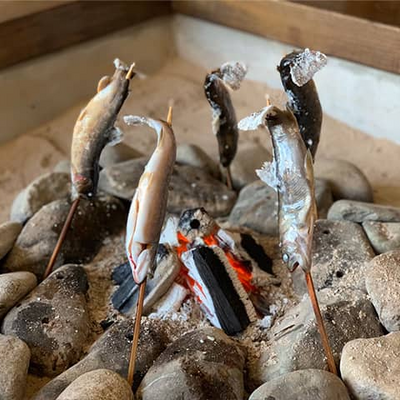 囲炉裏で川魚を焼く