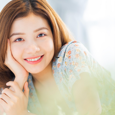 こちらを向いて笑う女性