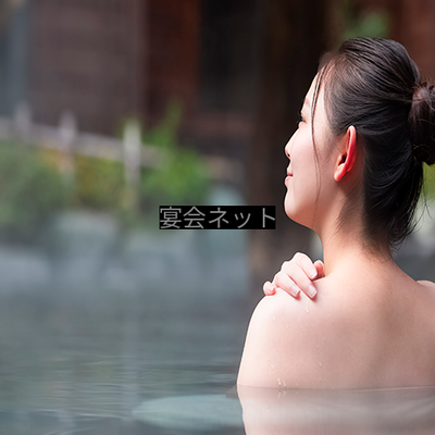 湯船に浸かる女性