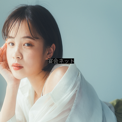 こちらを見ている女性