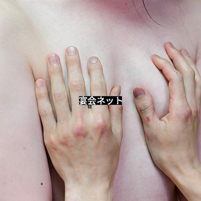 胸をおさえる手