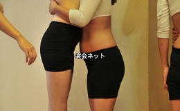 抱き合う女性